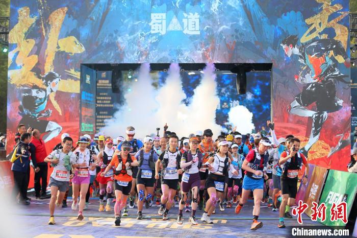 甘肃徽县百步九折青泥道千名跑者踏诗行，开启