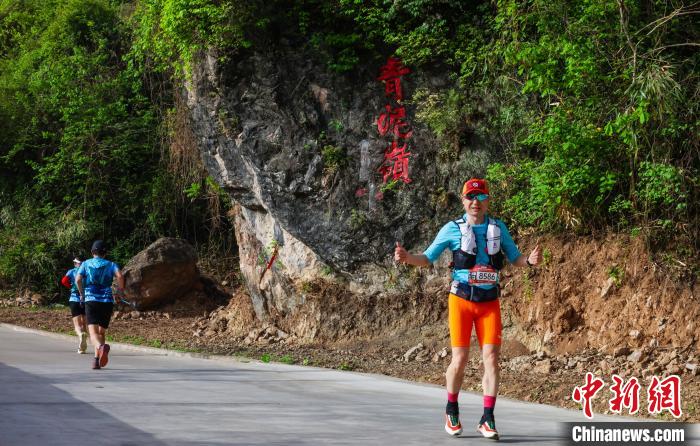 甘肃徽县百步九折青泥道千名跑者踏诗行，开启