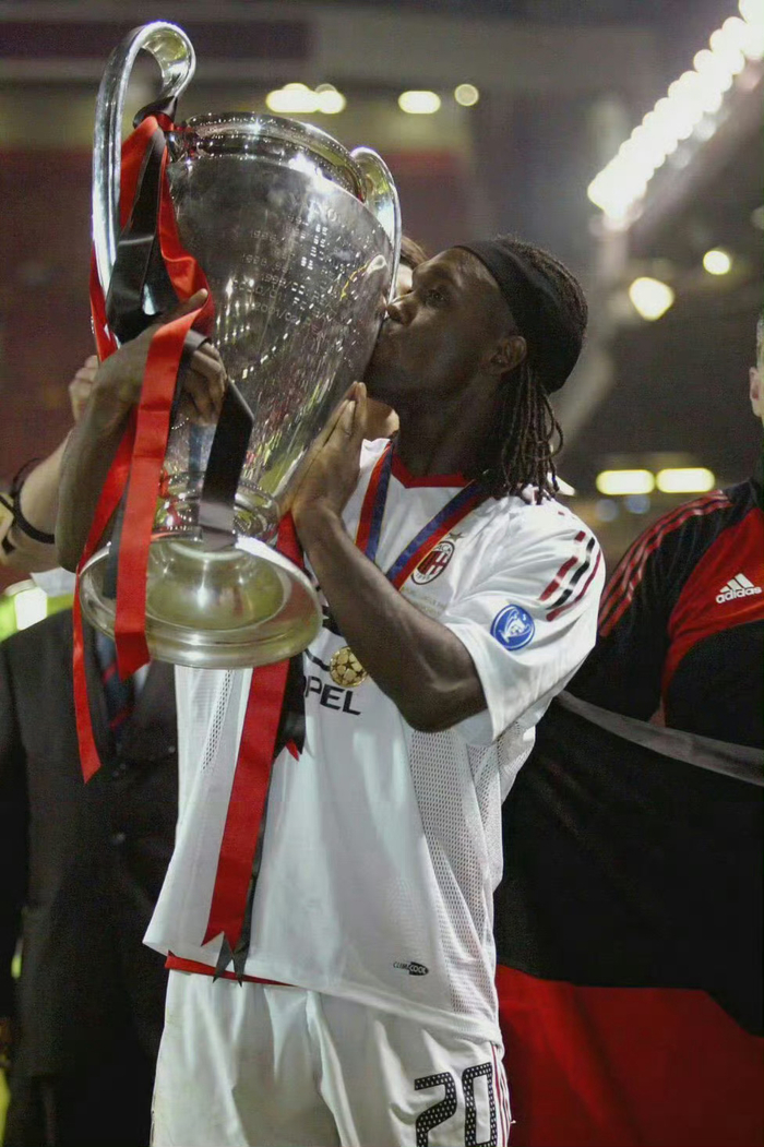 米兰传奇西多夫迎来57岁生日 历史级中场再获球