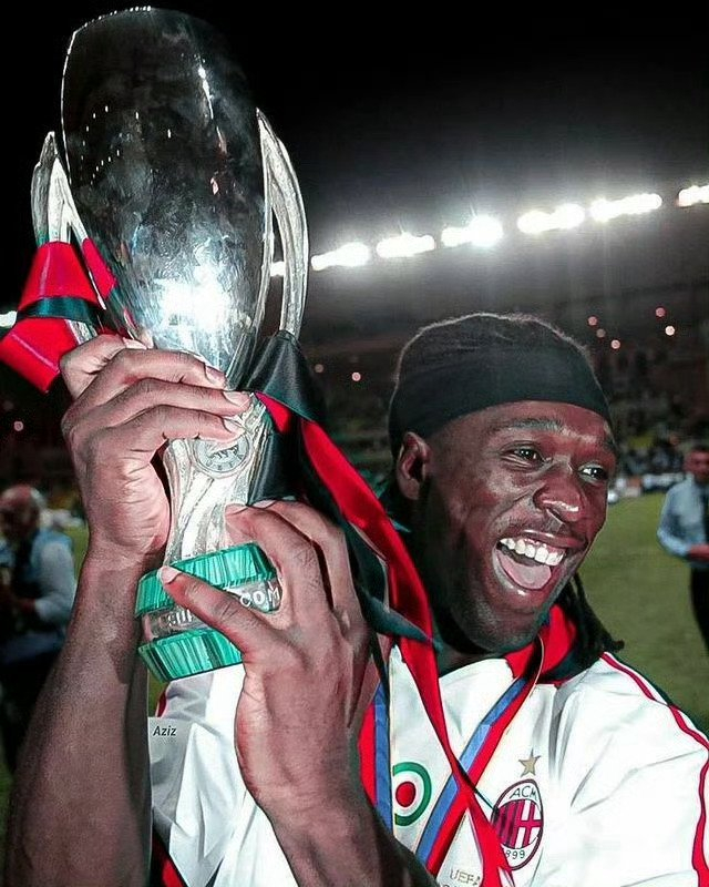 米兰传奇西多夫迎来57岁生日 历史级中场再获球