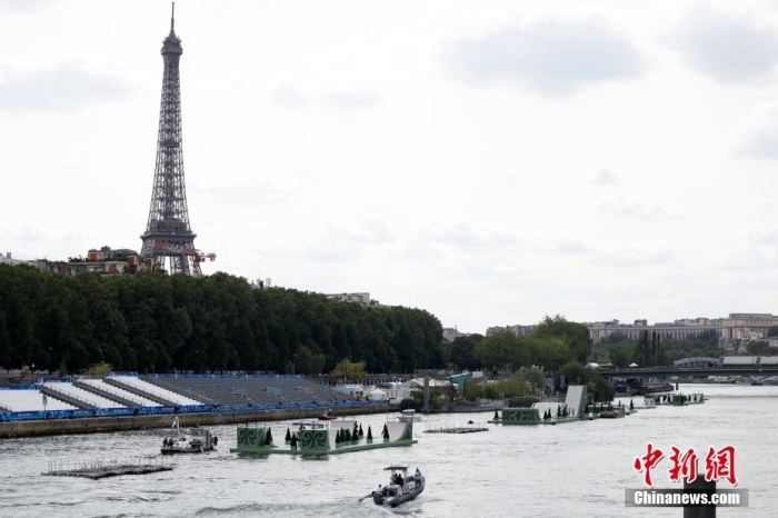 当地时间7月24日，法国巴黎塞纳河上，即将参加巴黎奥运会开幕式的船只和演职人员加紧排练。中新社记者 富田 摄